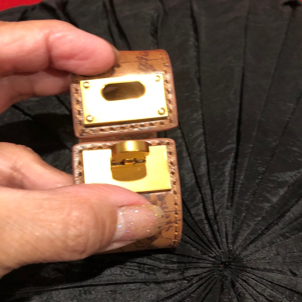 Accessory - Picture 9 of 11